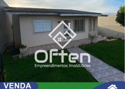 VENDA – CASA COM TRÊS DORMITÓRIOS E AMPLO TERRENO